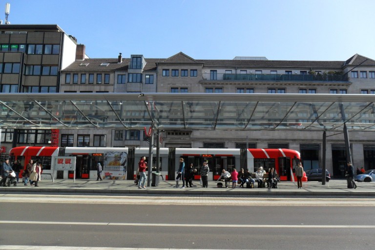 047/16 | Kommunikation ist wichtig: Grüne zum Glasdach an der Haltestelle Rheinstraße