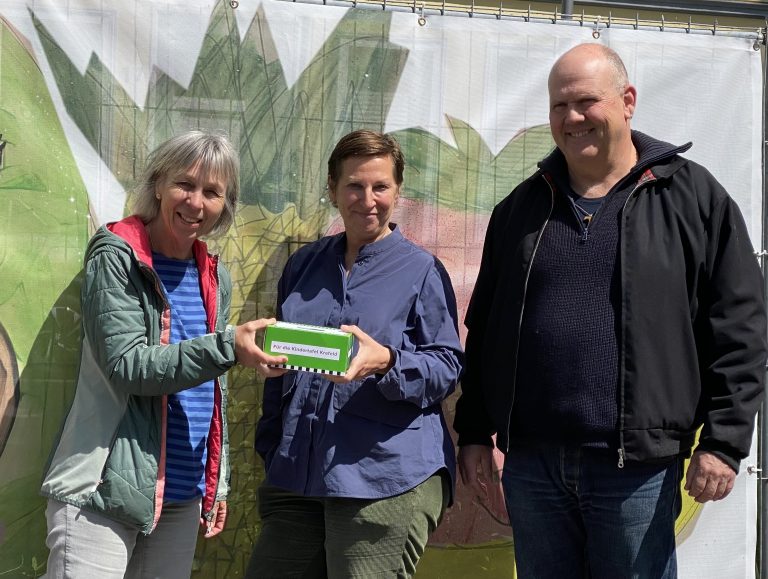 PM 021/25: Grüne übergeben Spenden an die Kindertafel